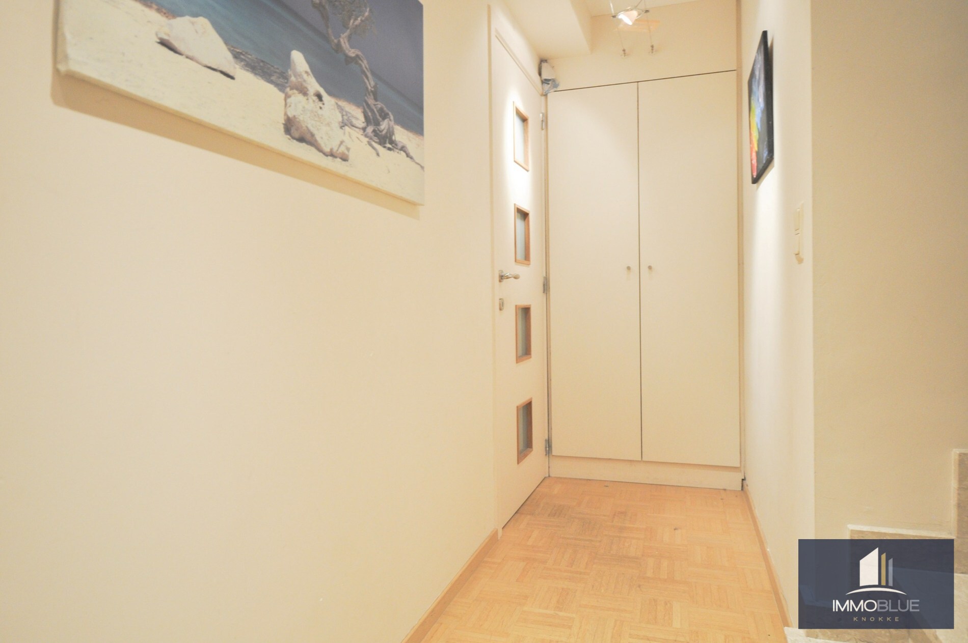 Lichtrijk appartement met een ruim zuidwest gericht terras gelegen nabij het commercieel centrum en het strand. 