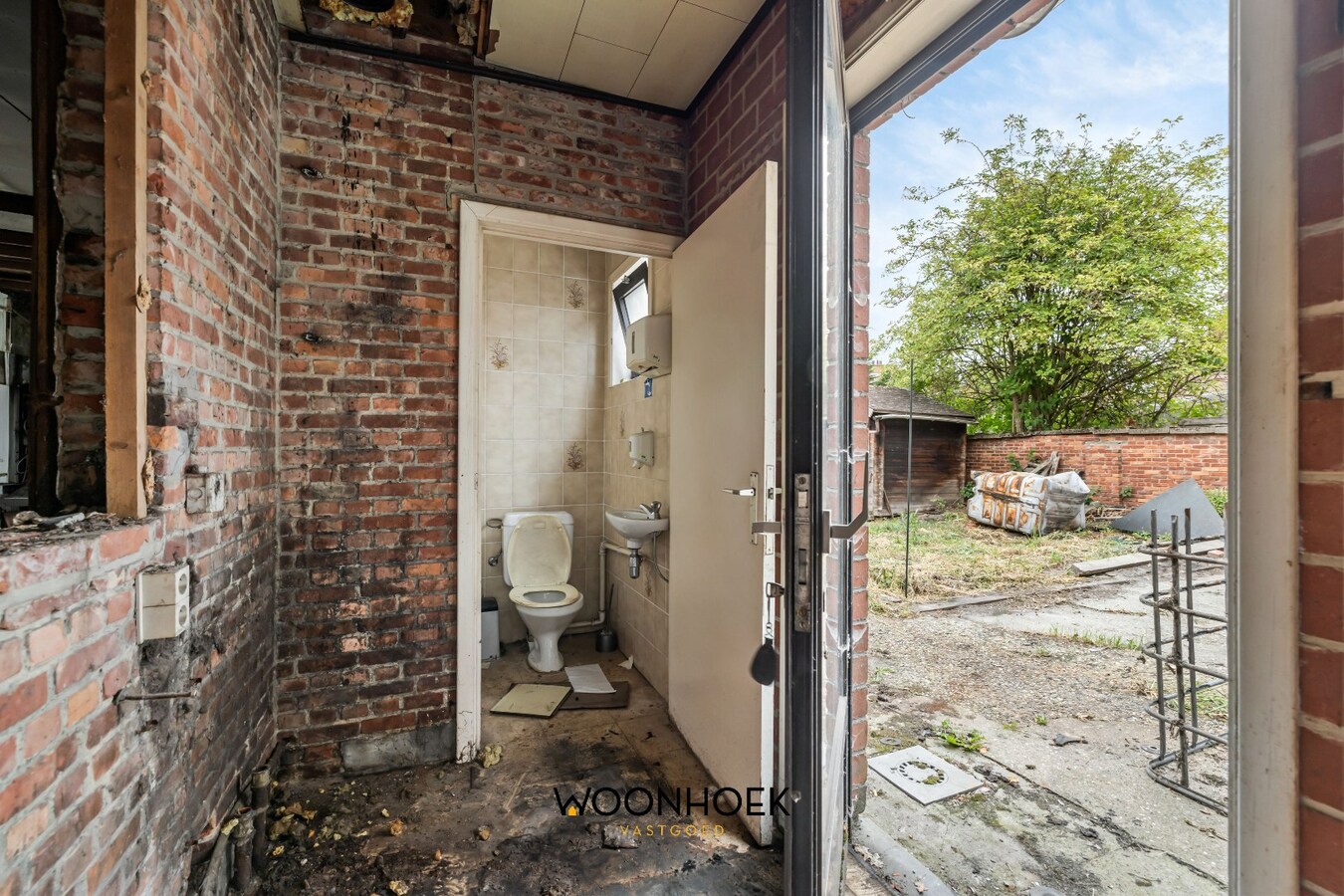 Ruime, te renoveren woning met diverse mogelijkheden 