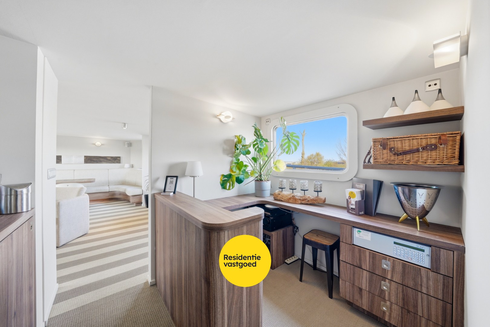 Unieke woonboot met B&amp;B en vergunde ligplaats in Plassendale 