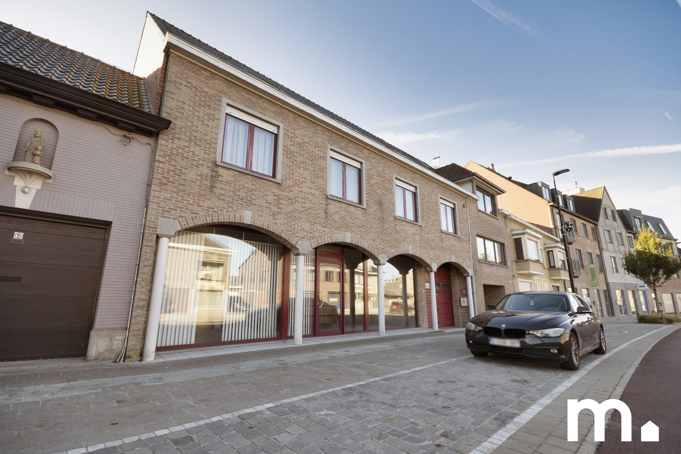 Veelzijdig handelshuis met ruime woonst van 433 m², privétuin en magazijn van 135m² te Oostrozebeke 