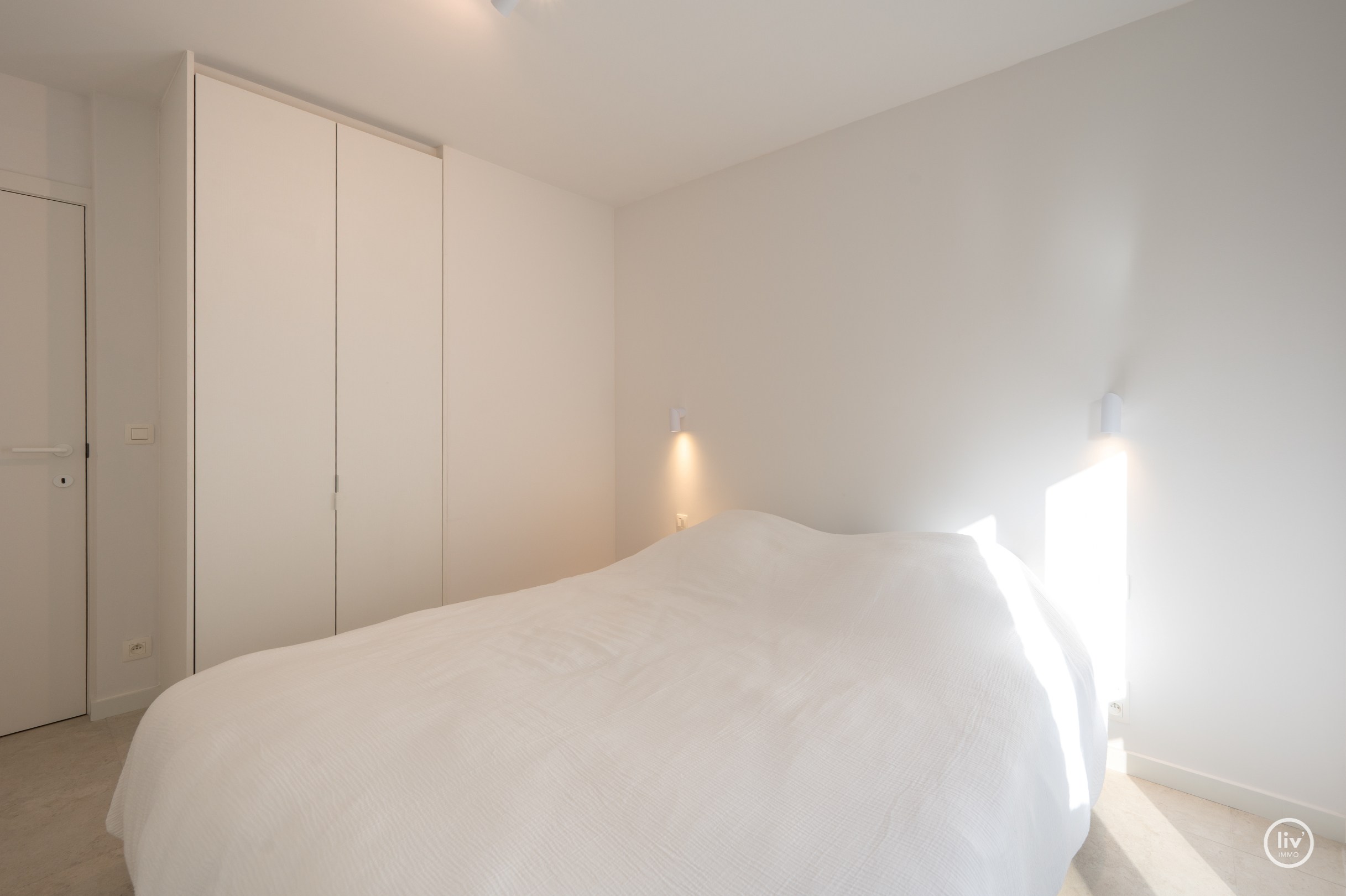 Cet appartement magnifiquement situé bénéficie d'une orientation sud et se trouve dans un environnement verdoyant et calme, directement attenant au parc Yzer. 