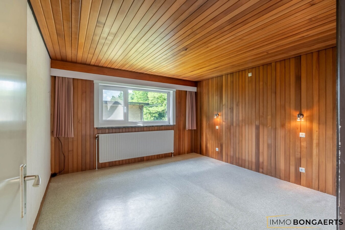 Ruime te renoveren woning op een mooi perceel. 