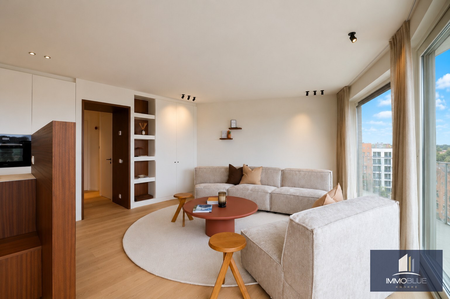 Appartement prestigieux entièrement rénové et fini avec des matériaux de haute qualité, situé à proximité de la place du Triangle. 