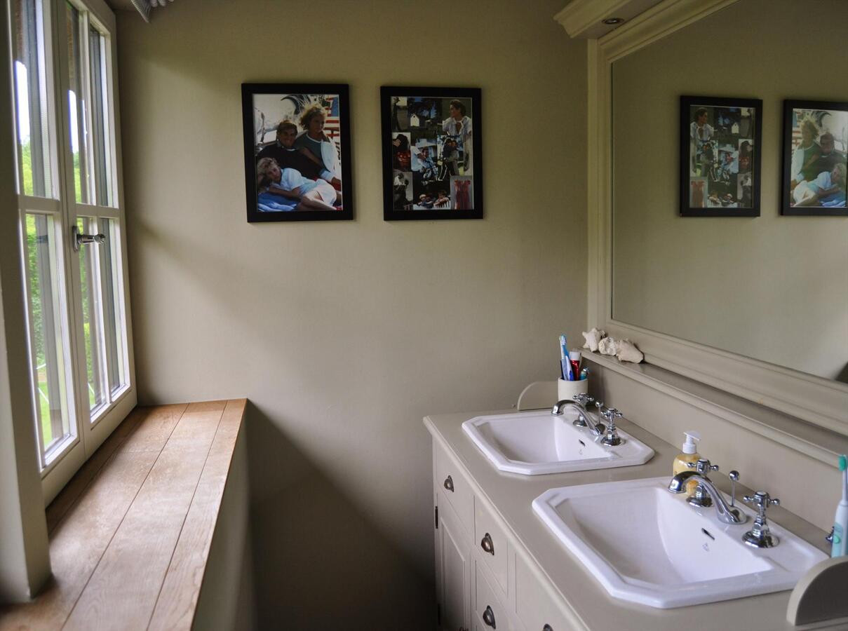 Ruime villa met stallingen en weide op 4900m² te Schoten 