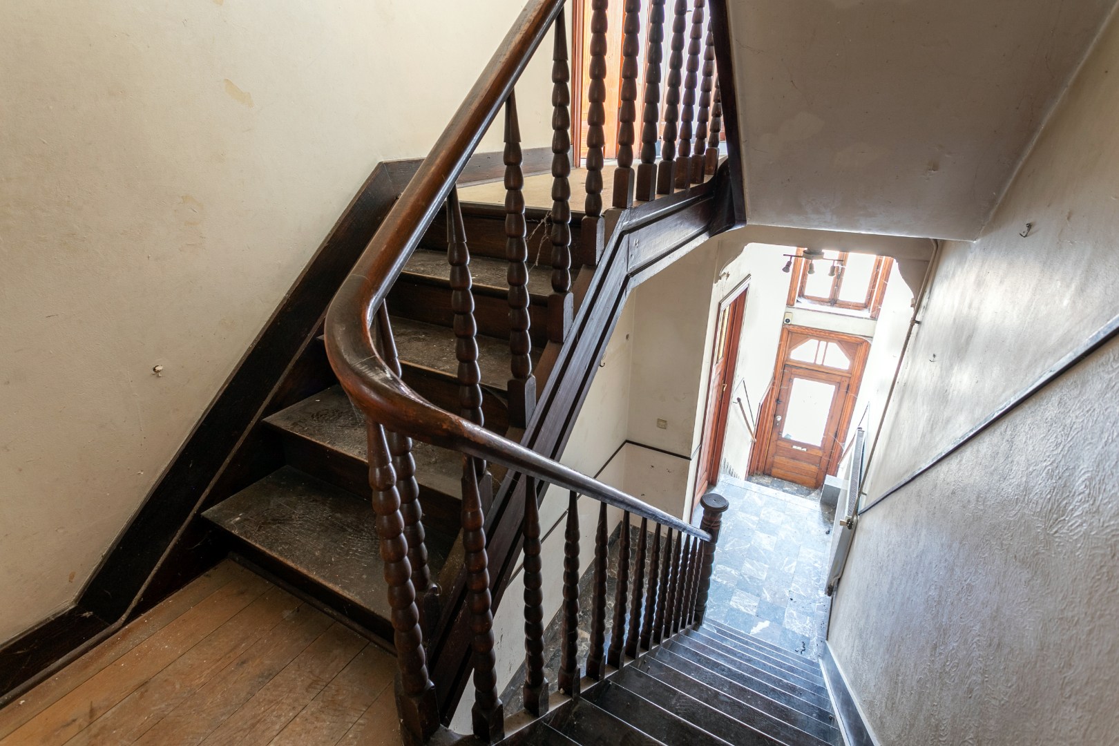 Kraktervolle woning met veel potentieel, 2 autostaanplaatsen en tuin te Dworp 