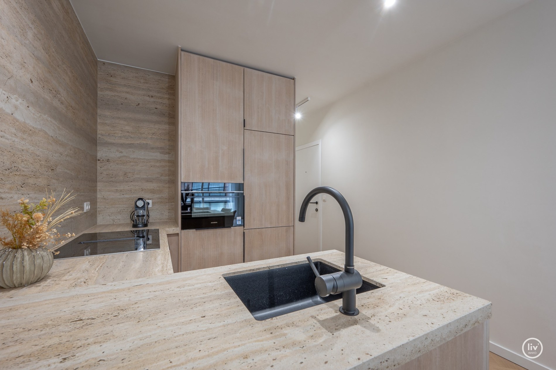 Schitterend gerenoveerd appartement, rustig gelegen, nabij de Lippenslaan en vlakbij de zee te Knokke. 