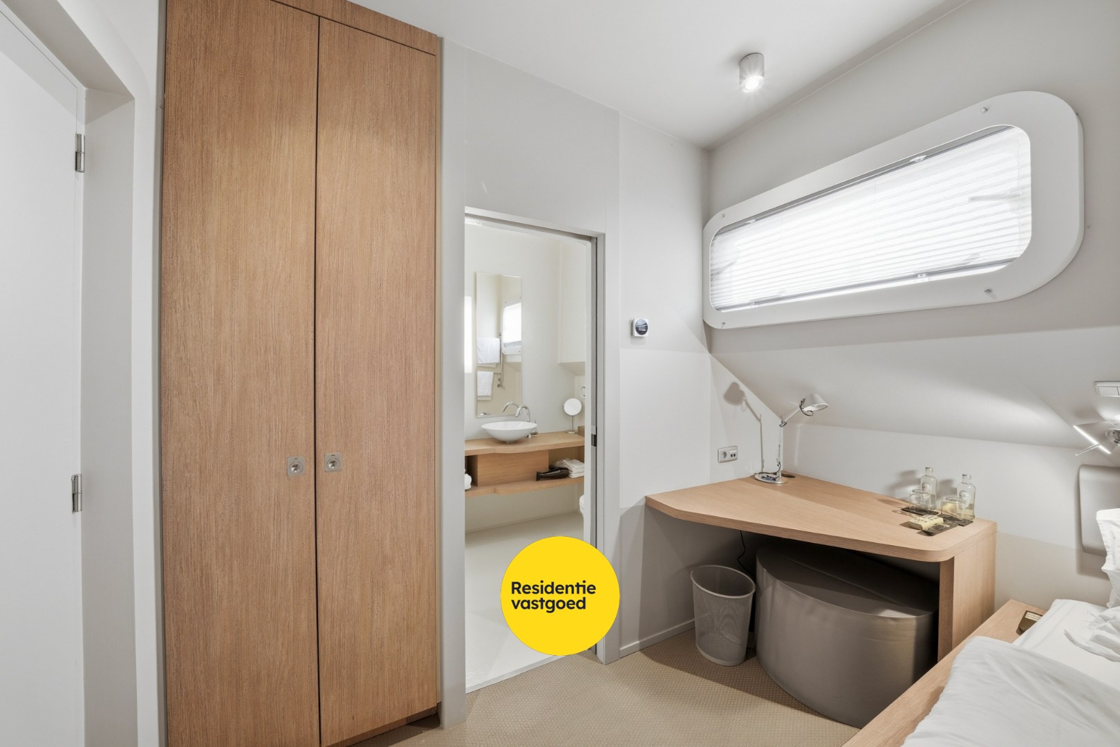 Unieke woonboot met B&amp;B en vergunde ligplaats in Plassendale 