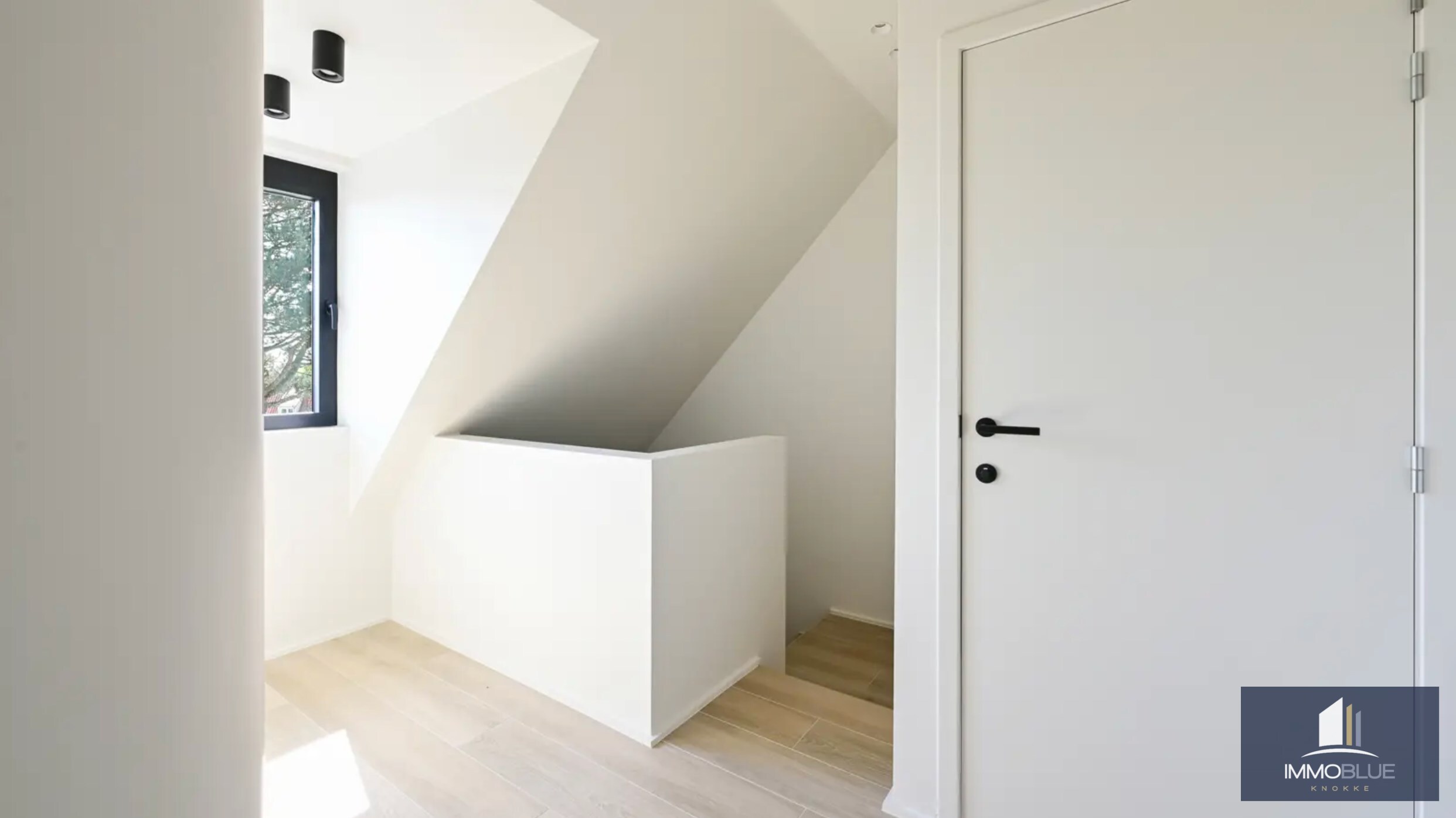 Nouvelle construction villa jumelée proche du centre de Knokke et à distance de marche de la plage. 