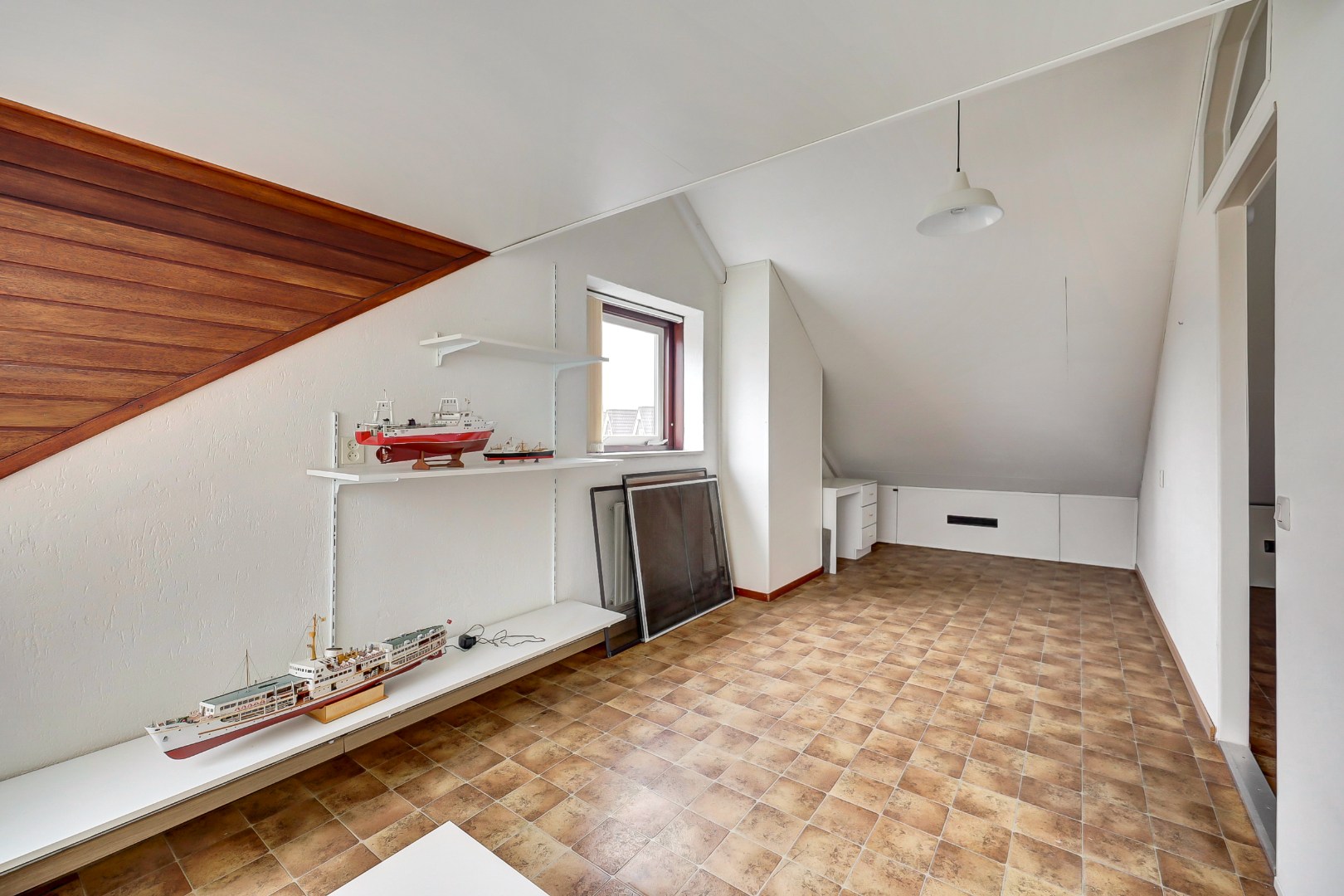 Ruime en lichte 2-onder-1-kap woning met parkeerplaats, garage, 3 slaapkamers, en zonnige tuin op het zuidwesten direct aan het water 