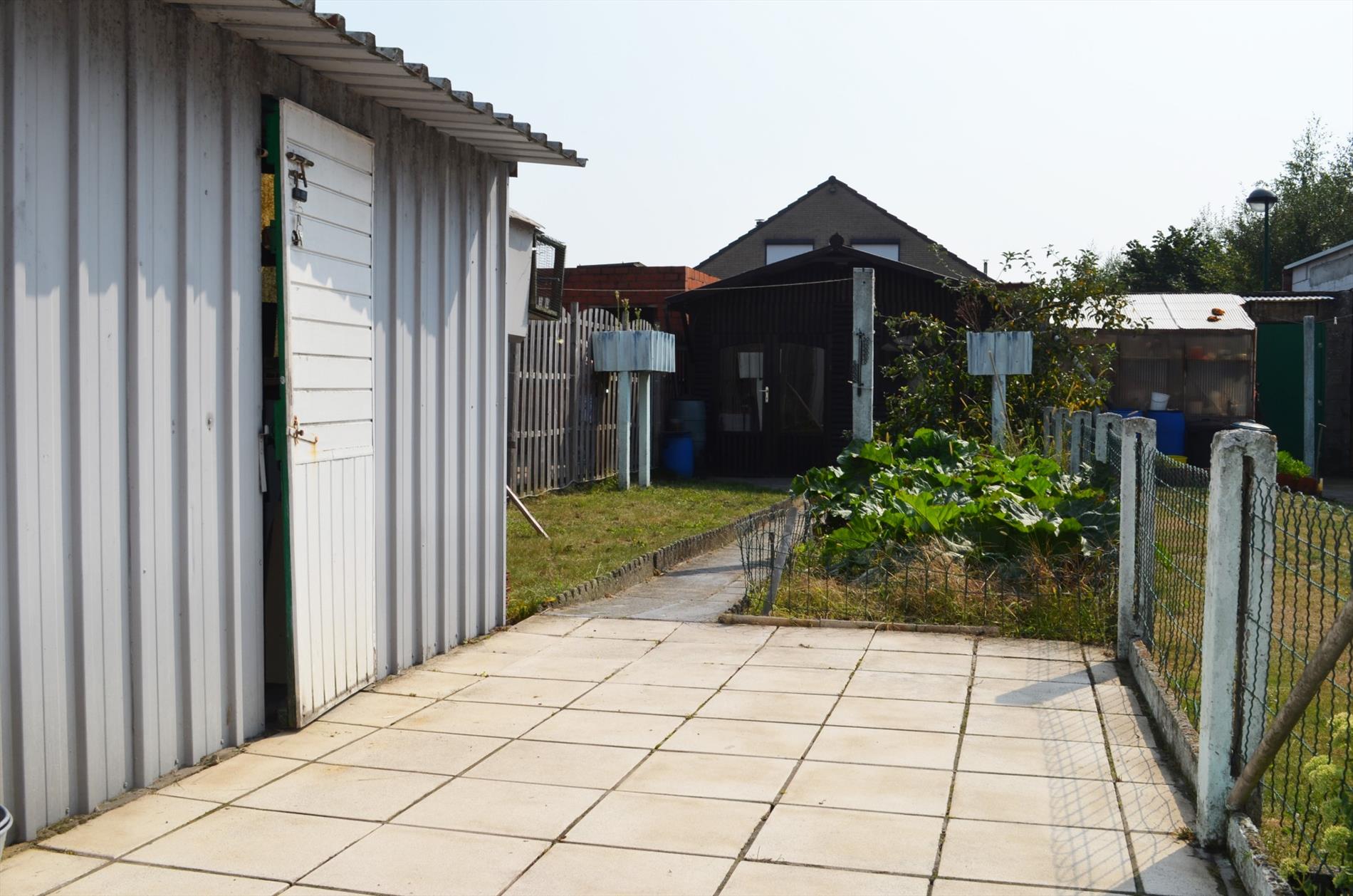Te renoveren rijwoning met  garage en uitweg  nabij centrum Eeklo 