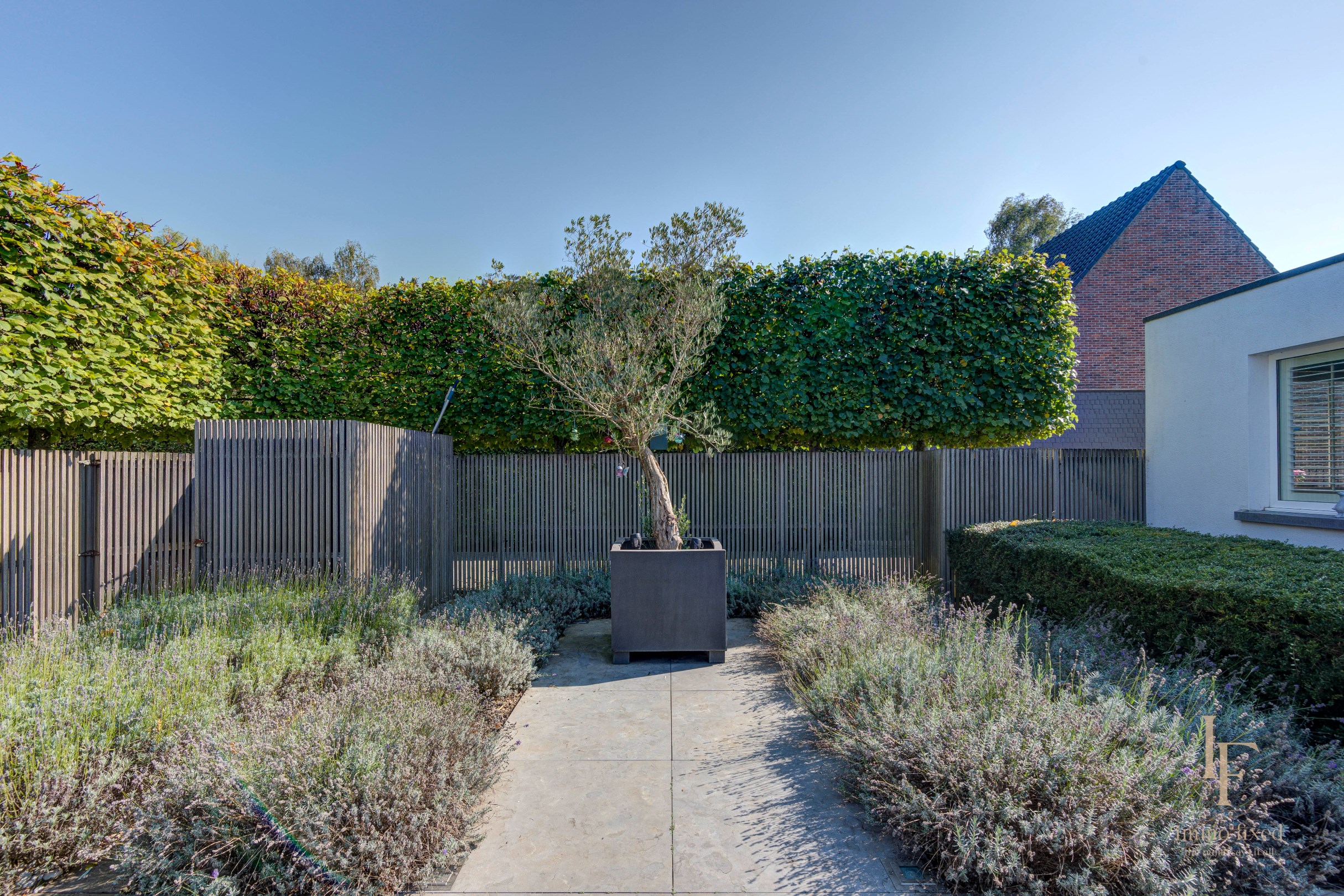 Villa met magazijn, garagebox en 12+ parkeerplaatsen te Kontich! 