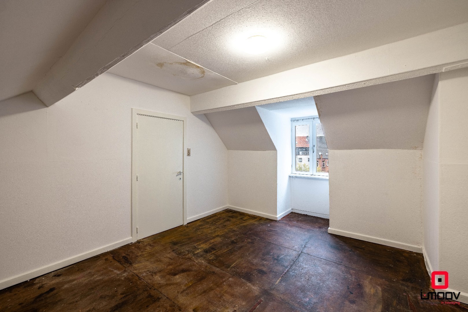 Ruime te renoveren stadswoning met garage en vier slaapkamers in de stationswijk 