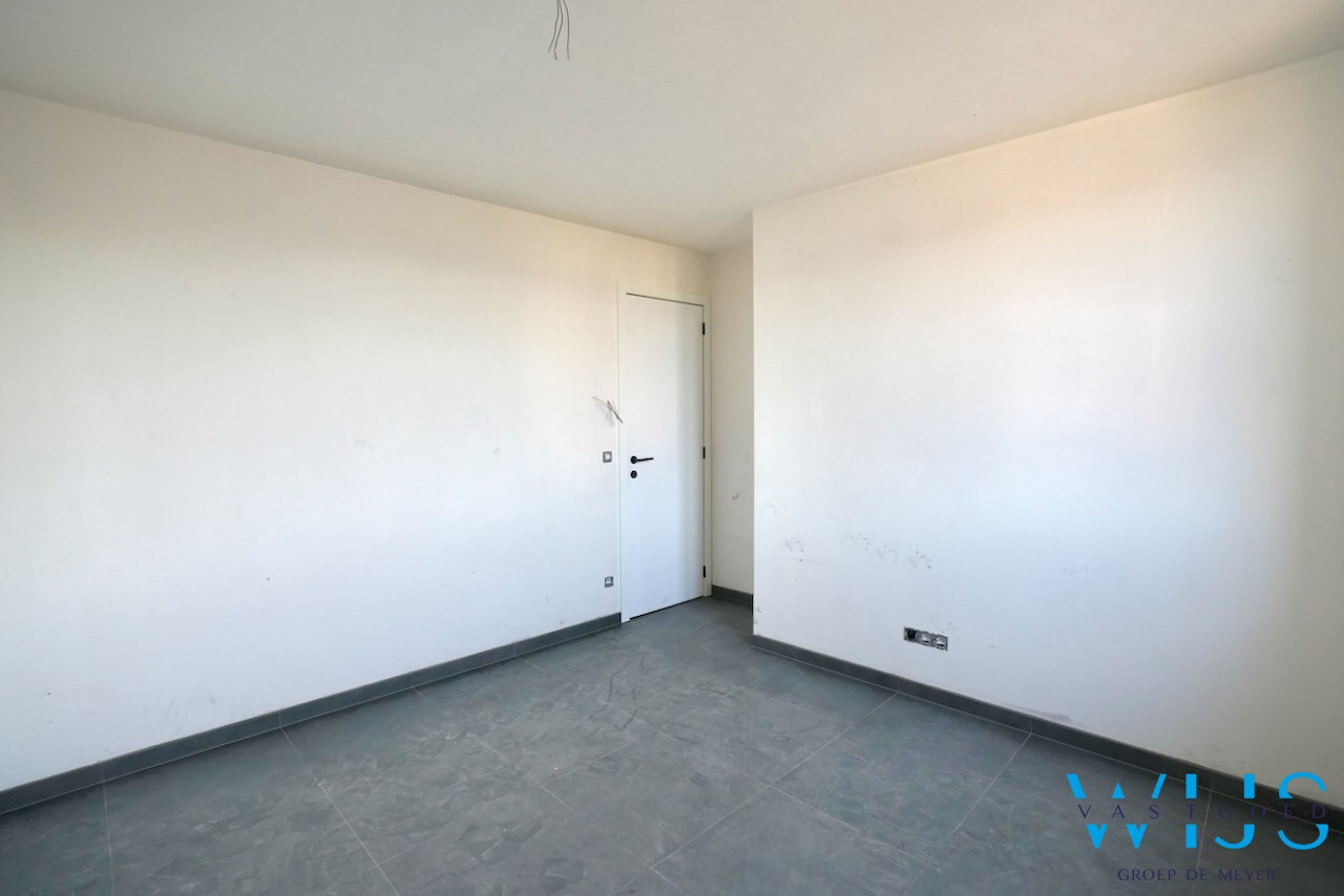 Nieuwbouw met 5 slaapkamers te Oosteeklo ! 