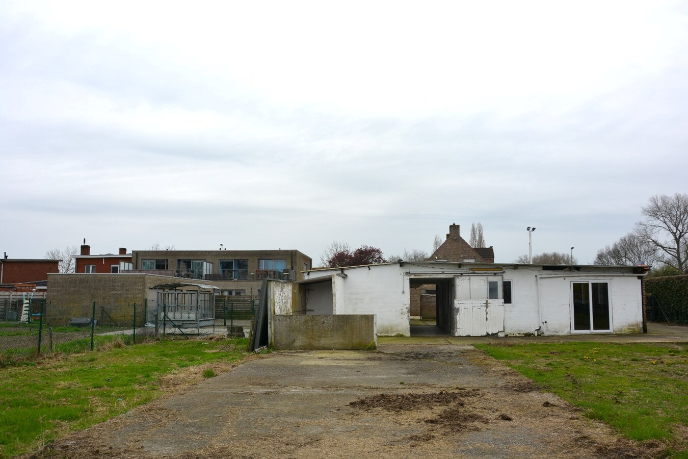 Te renoveren villa in bedrijventerreinzone voor KMO's 