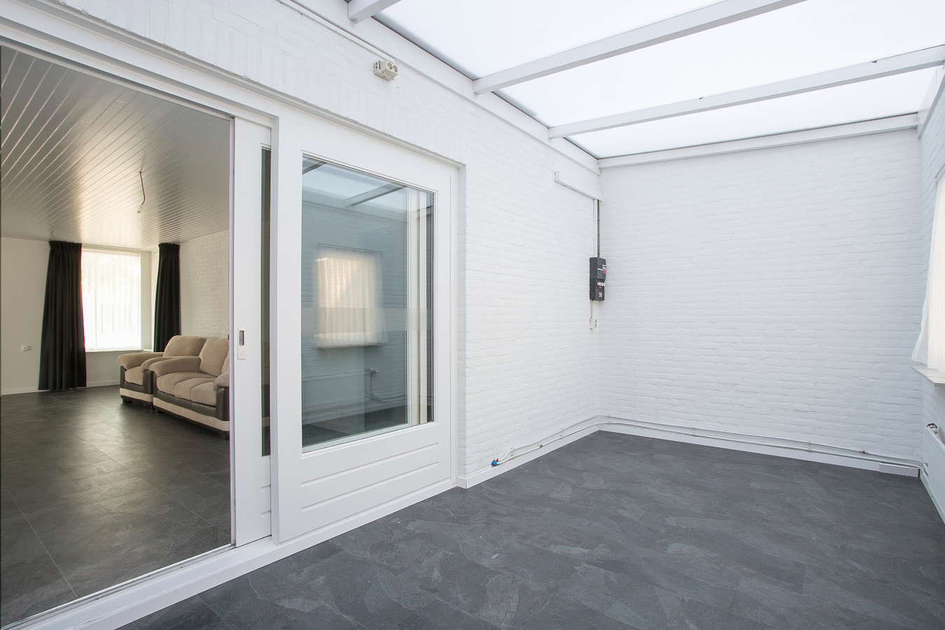 Deze vrijstaande woning met bedrijfsgebouwen staat tegen het bedrijventerrein van Reusel. 