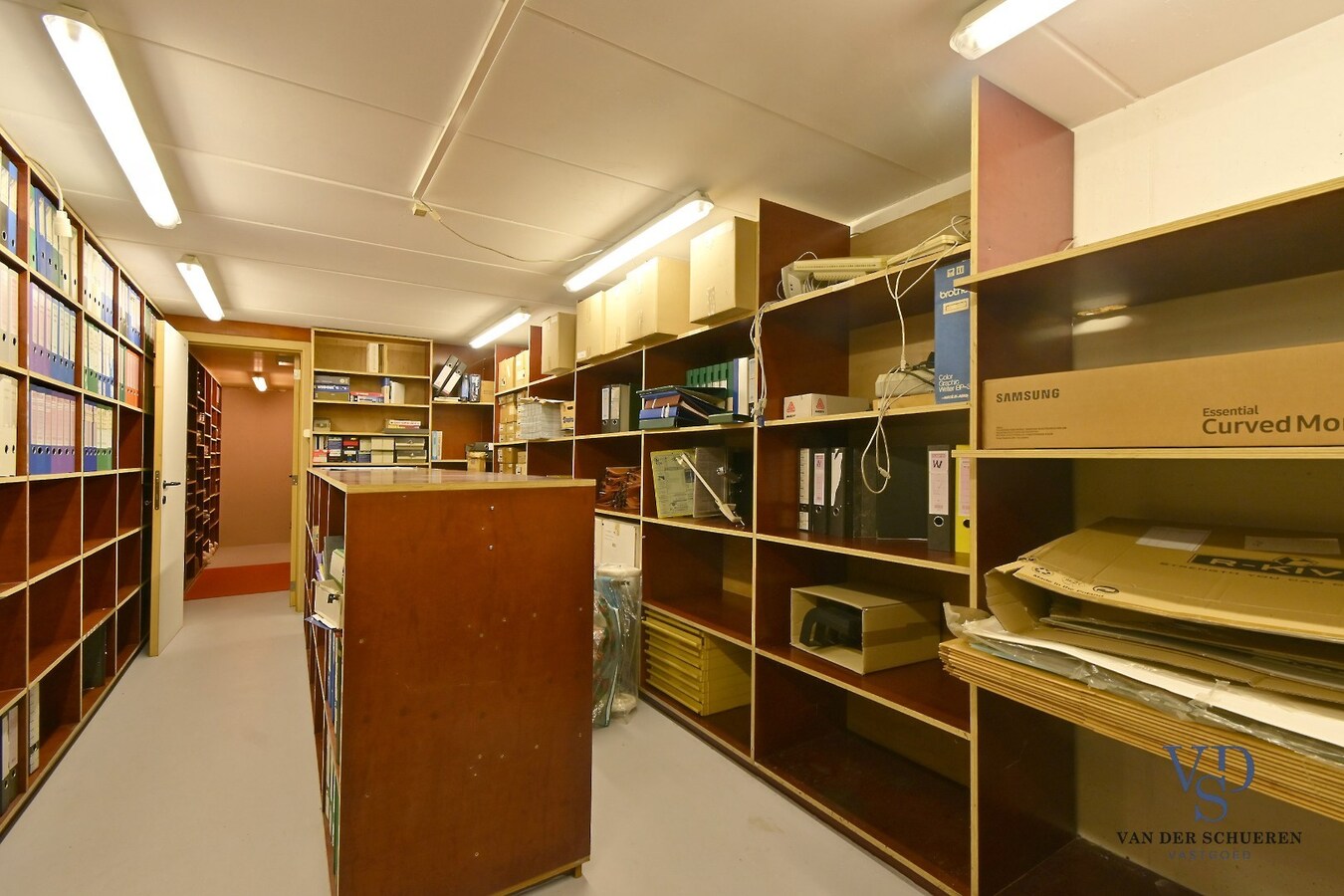 Ruim handelspand met penthouse in villastijl 