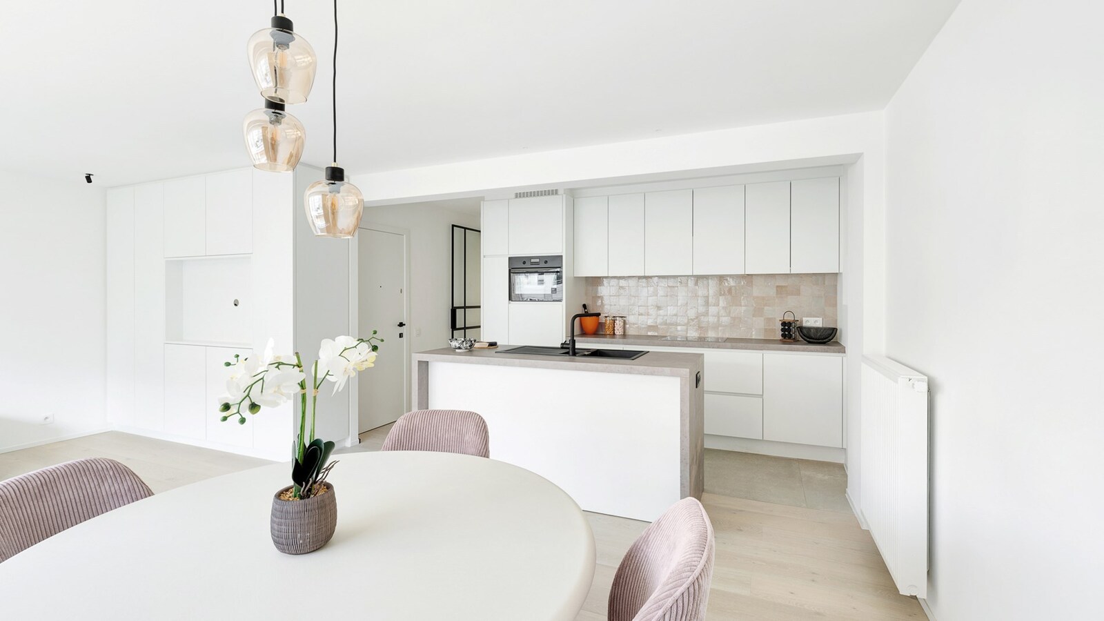 Luxueus gerenoveerd tweeslaapkamerappartement aan de vernieuwde boulevard van Heist 