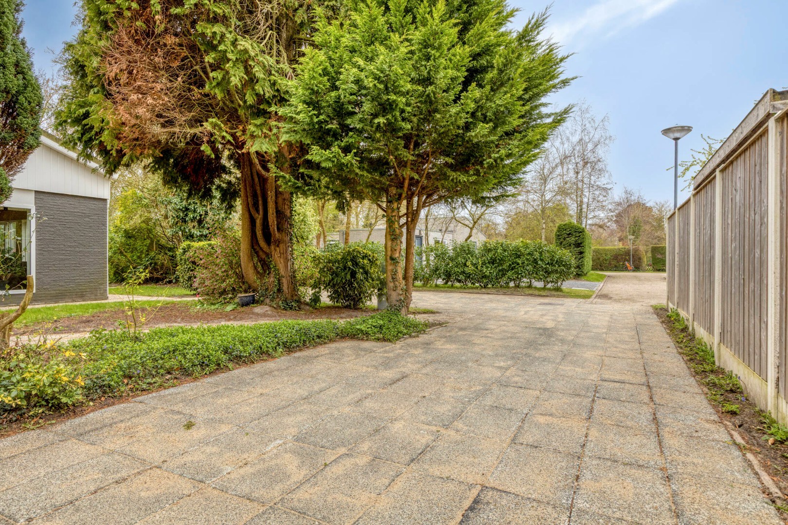 T.A. Makelaardij biedt aan: Populierenlaan 2 te Kamperland. Op loopafstand (ca. 200m.) van het Veerse Meer staat deze rustig gelegen vrijstaande woning op een royaal perceel (860m2) aan een doodlopend 