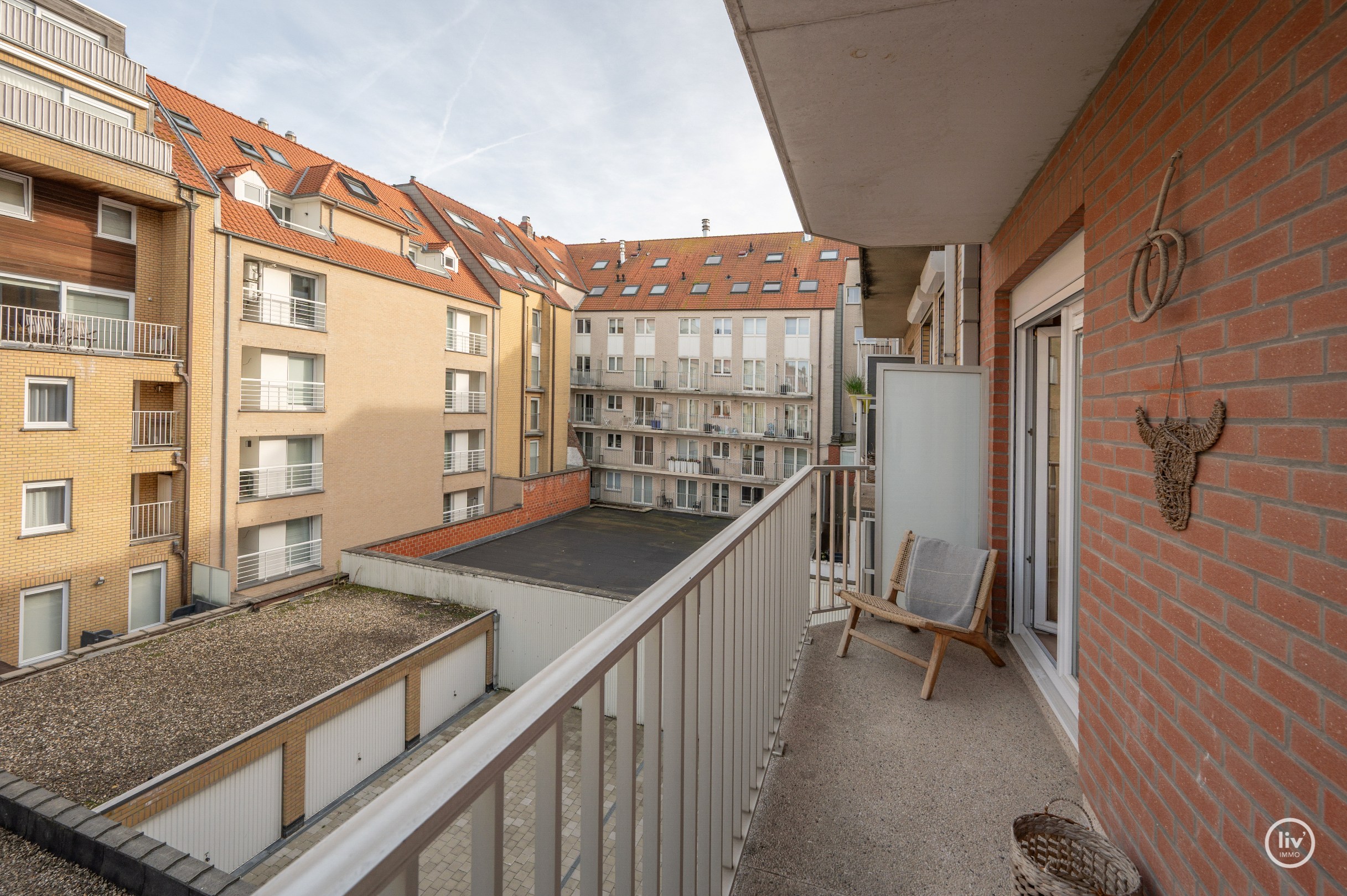 Volledig gerenoveerd 3 slaapkamerappartement langs de zonnekant van de Parmentierlaan gelegen op wandelafstand van de zeedijk. Garage mogelijk in het gebouw. 