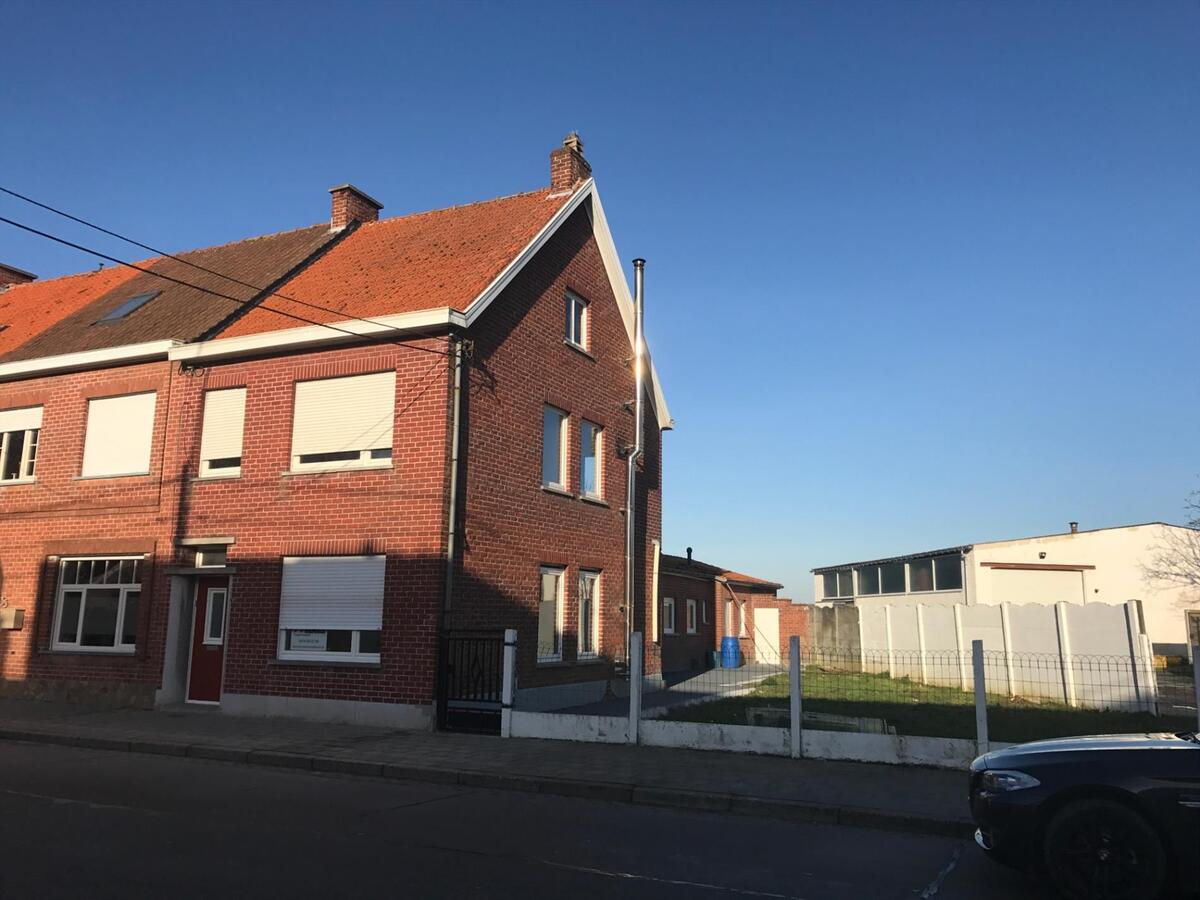 Volledig gerenoveerde, halfopen woning met garage 