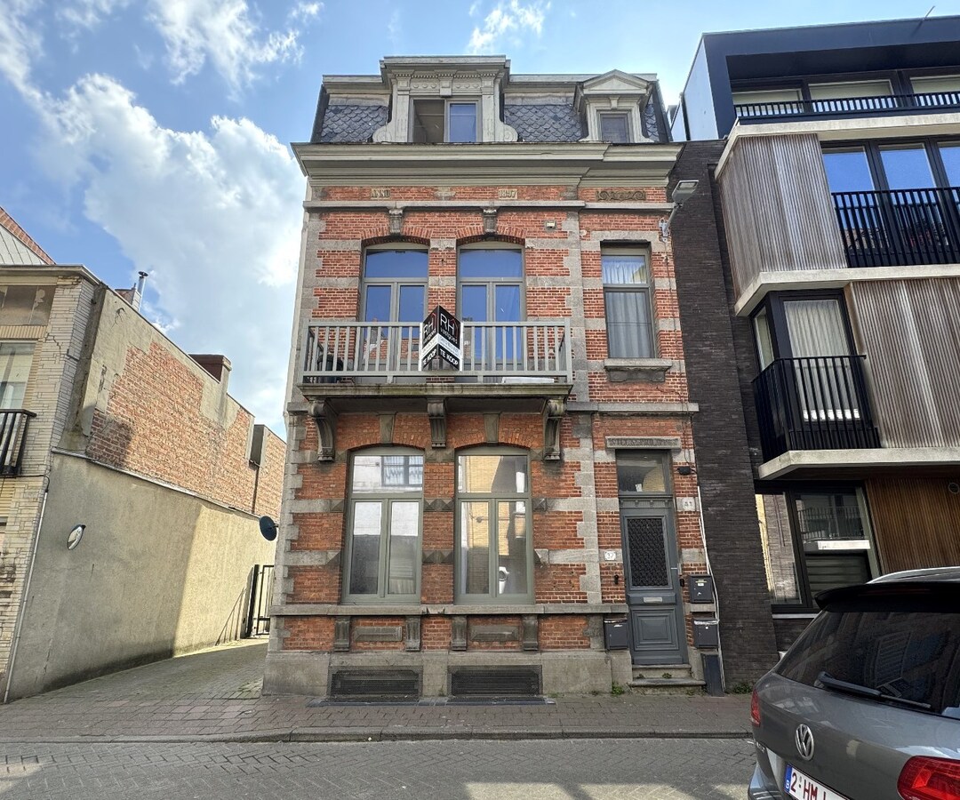 Karaktervolle herenwoning in neo-Vlaamse renaissancestijl met uitzonderlijk potentieel op topligging nabij zee 