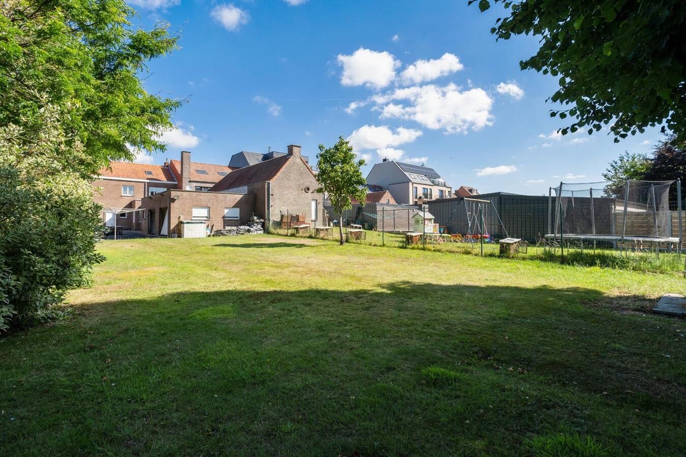 Ruime halfopen woning met 5 slaapkamers in het Centrum van Houthulst 