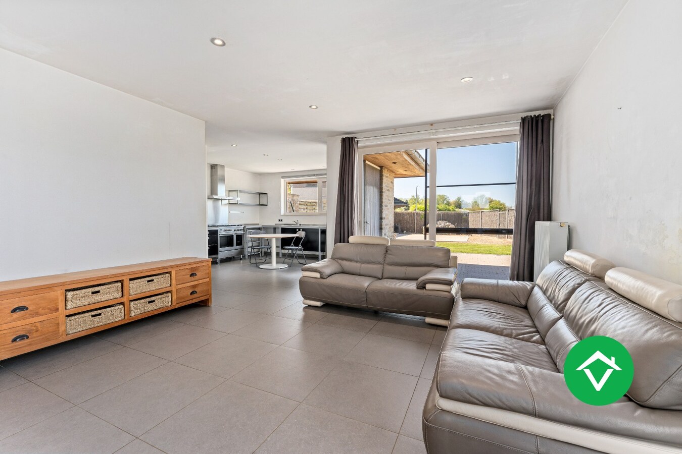 Recente woning (2011) met 3 slaapkamers, inpandige garage en vergezichten te Koekelare 