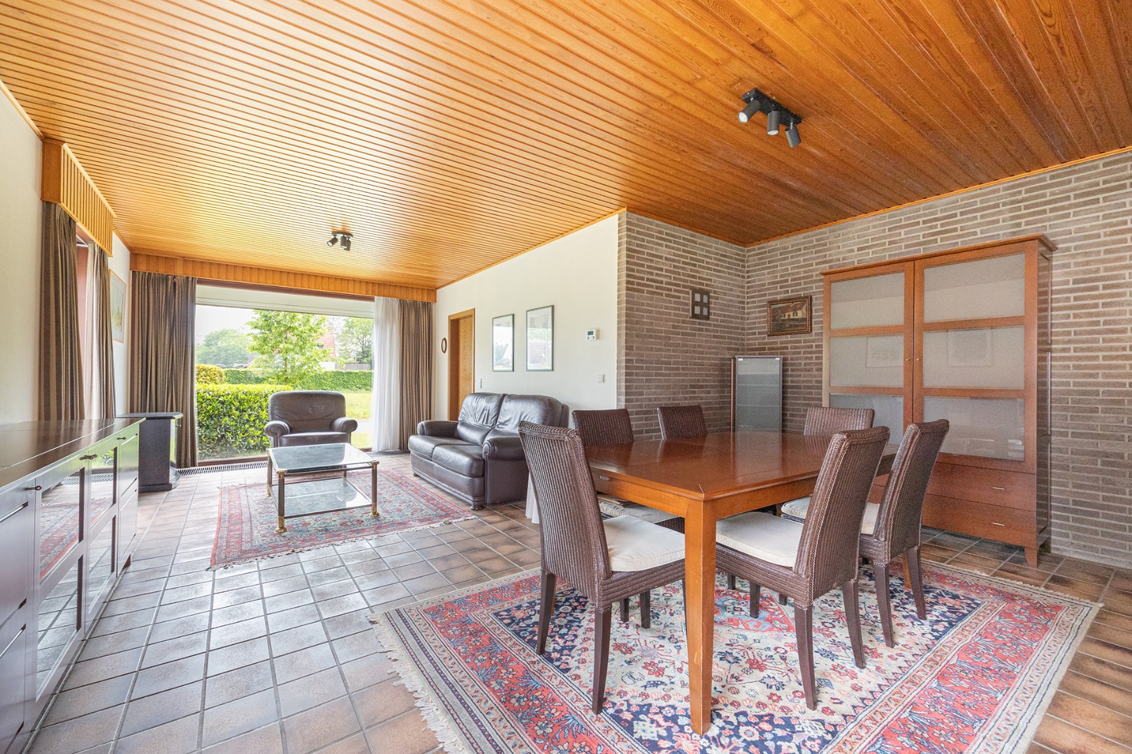 Open bebouwing met tuin en garage 