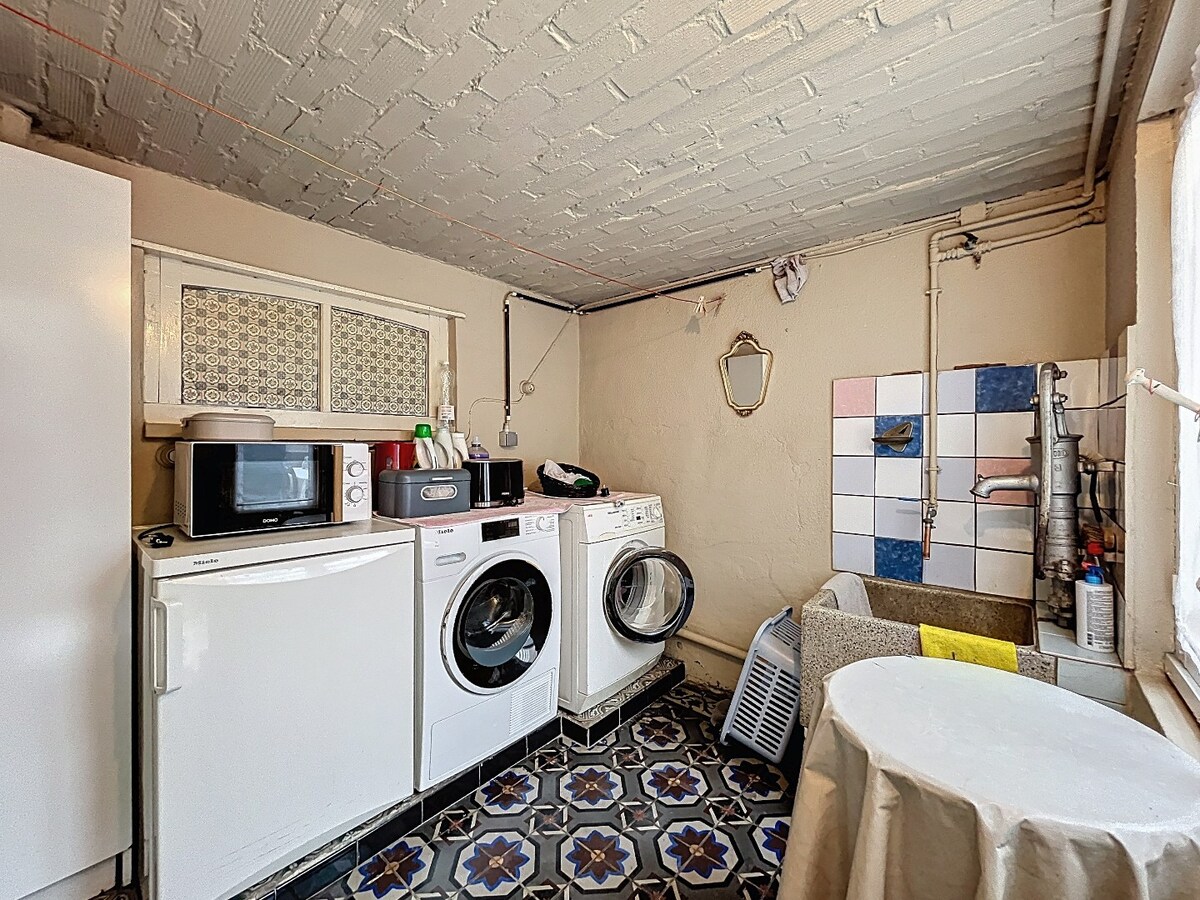 Ruime, solide jaren '50 woning met 2 garages te Nederzwalm 