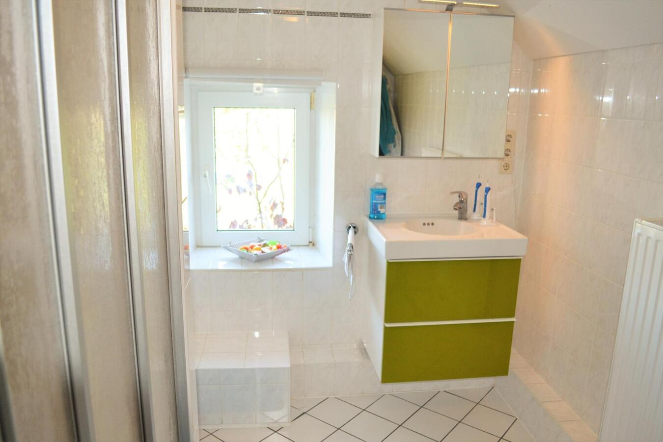 Splendide propriété avec piste couverte et boxes sur environ 1,3ha 