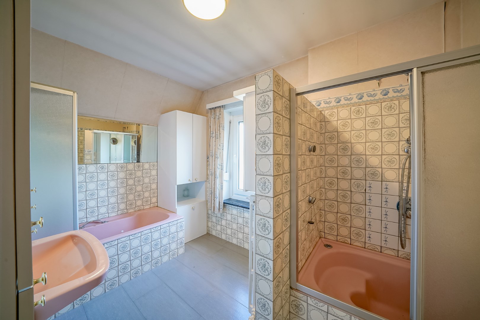 Statige villa uit de jaren ‘65 met zuidgerichte tuin in hartje Oudenburg. 