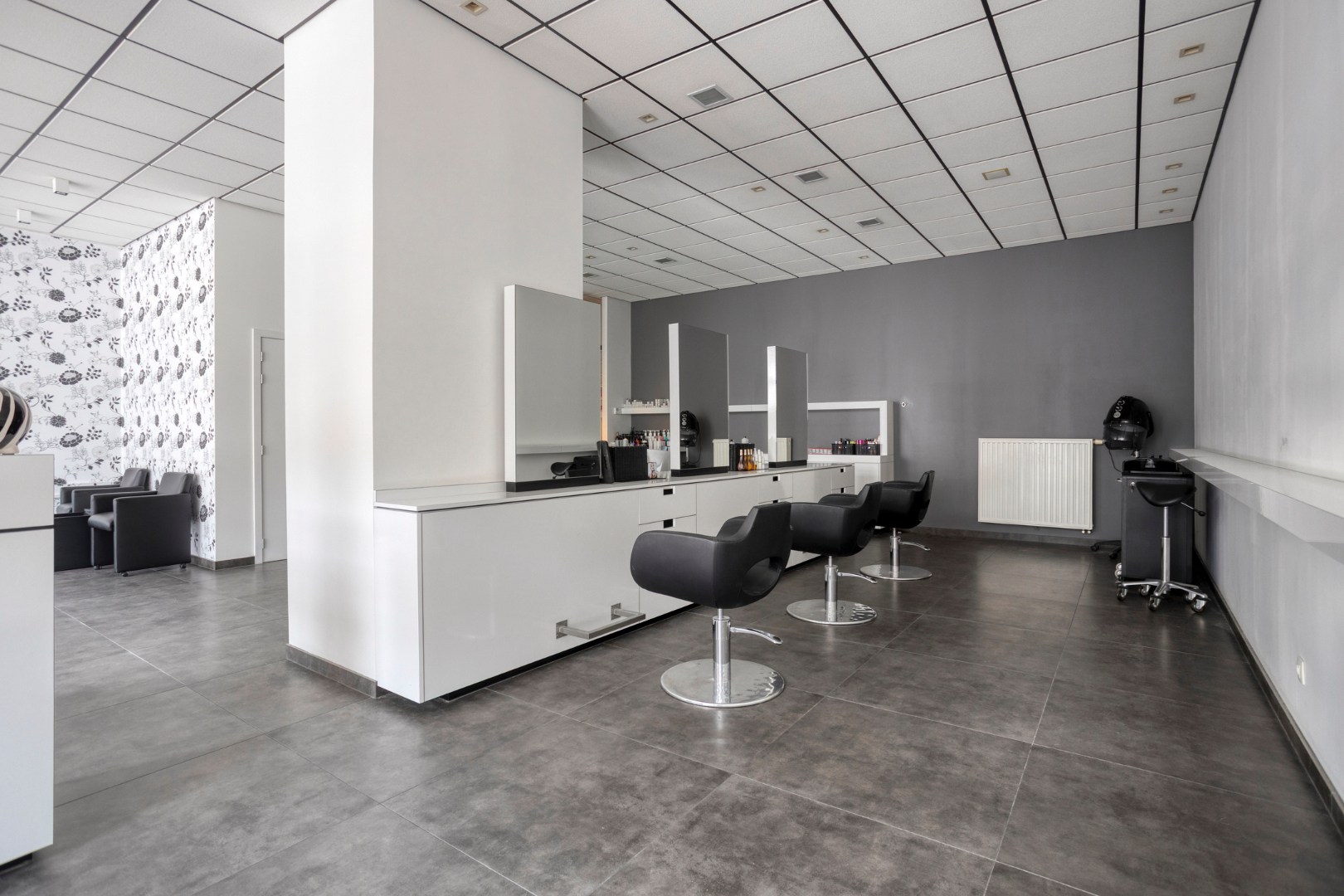 Ruim energiezuinig commercieel pand op toplocatie in centrum Hechtel 