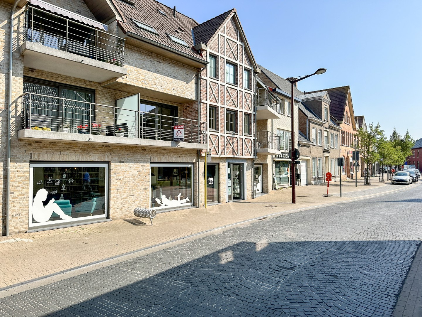 Instapklaar energiezuinig appartement hartje Eernegem, met zonnig terras, topligging. 