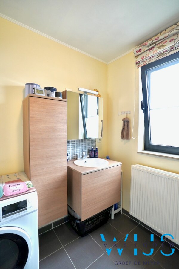 Charmant instapklaar tweeslaapkamer appartement in centrum Ertvelde! 