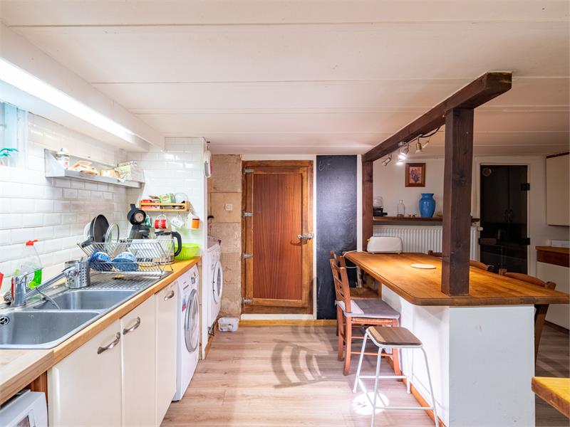 Woonschip met 5 slaapkamers en vaste ligplaats 