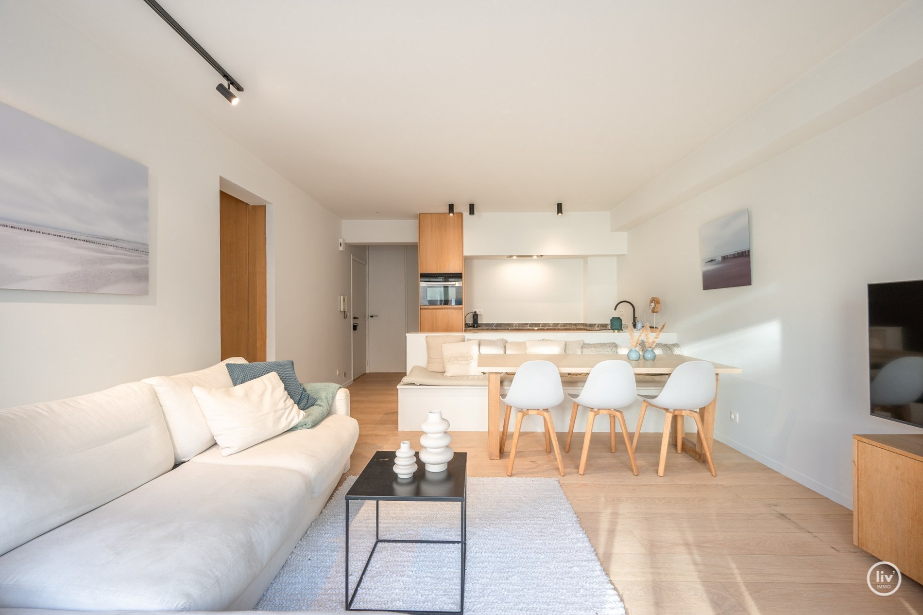 Prachtig gerenoveerd 2 slaapkamerappartement op een aangename ligging vlakbij de Lippenslaan te Knokke. 