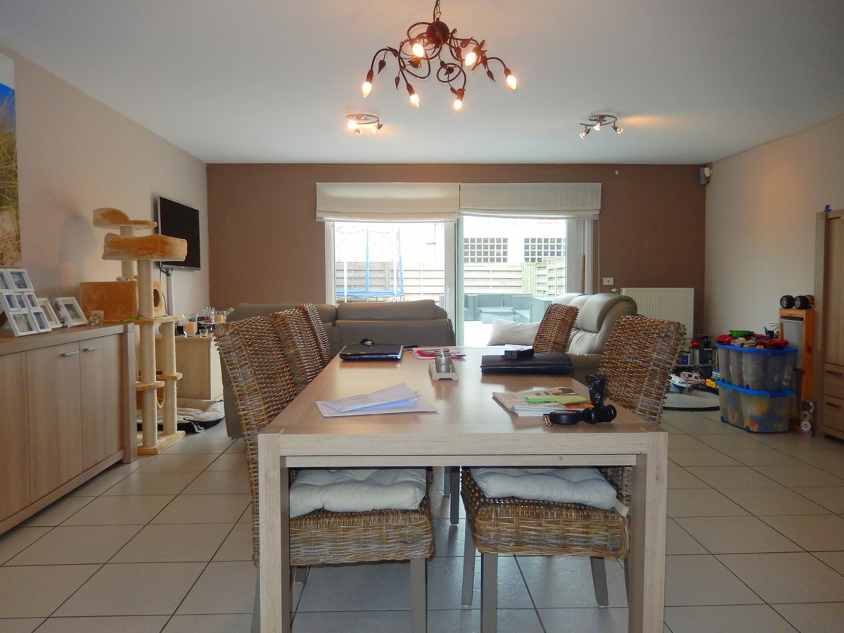 Recente rijwoning met garagebox te huur te Zandvoorde 