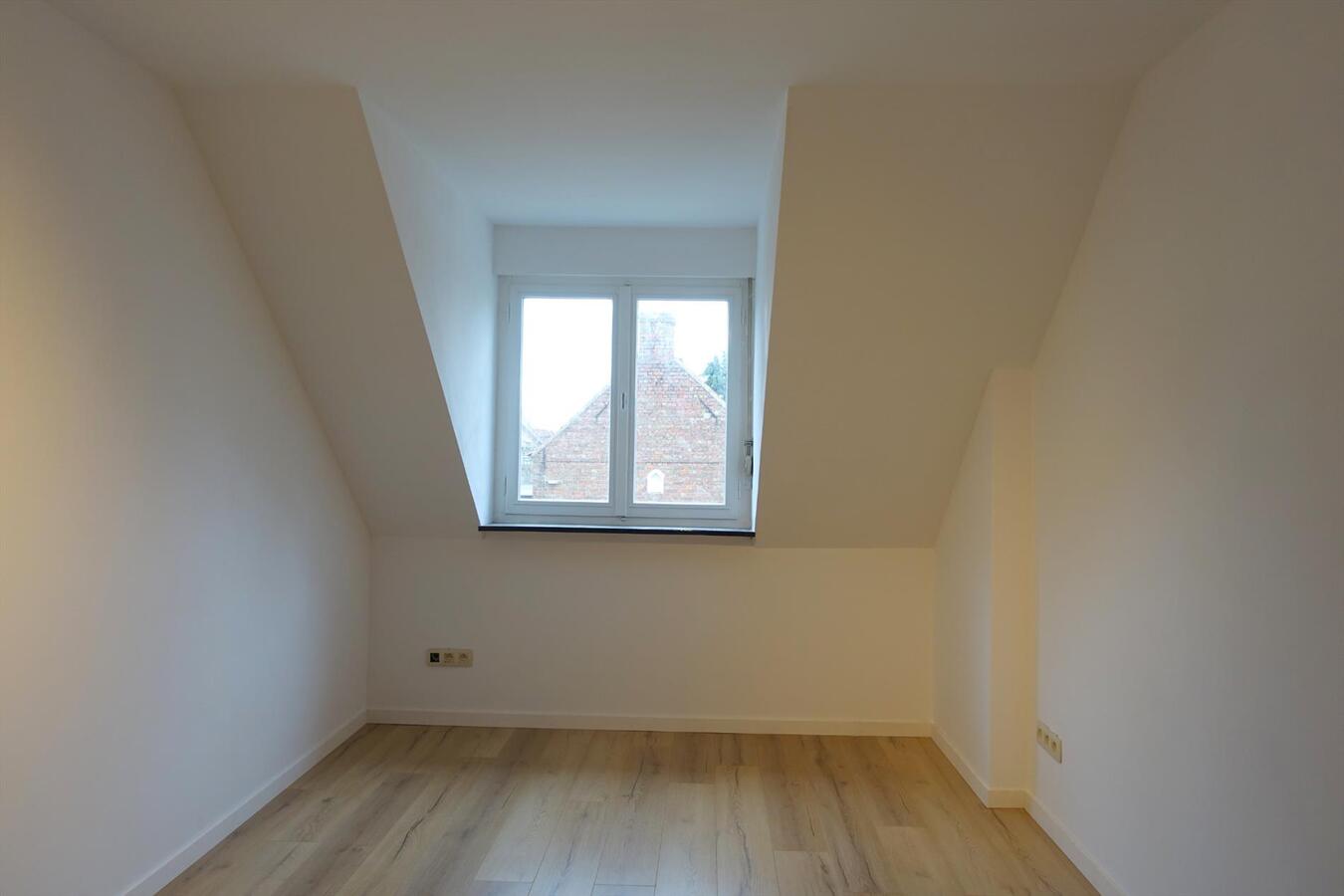 Halfopen woning met garage 