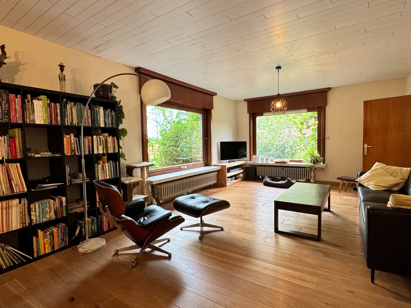 Landelijk gelegen woning met bijgebouwen op 3.850 m². 