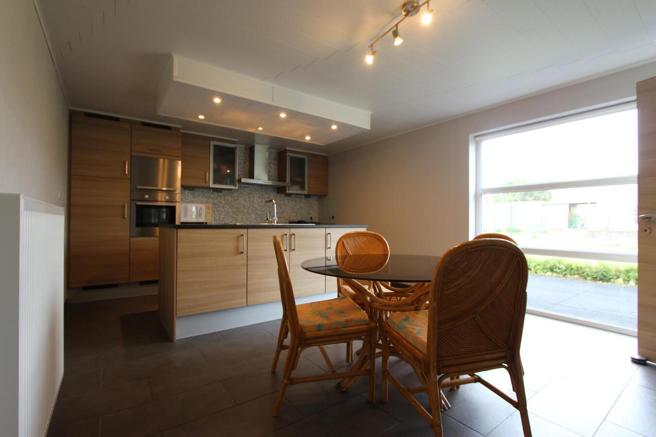 Ruime alleenstaande woning met 5 slaapkamers en garage te Koekelare 