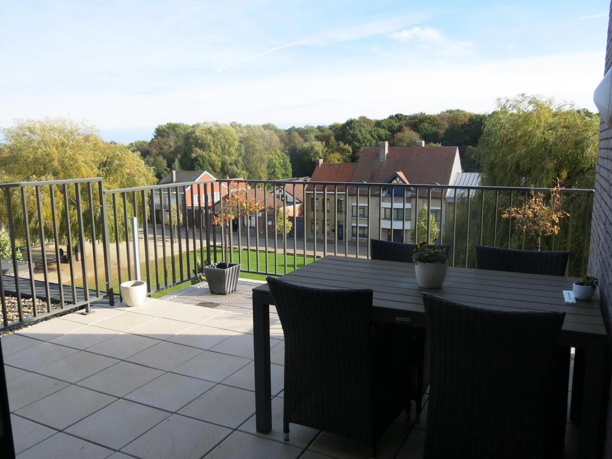 Ruim penthouse-appartement met 3 slaapkamers op de markt in Houthulst 