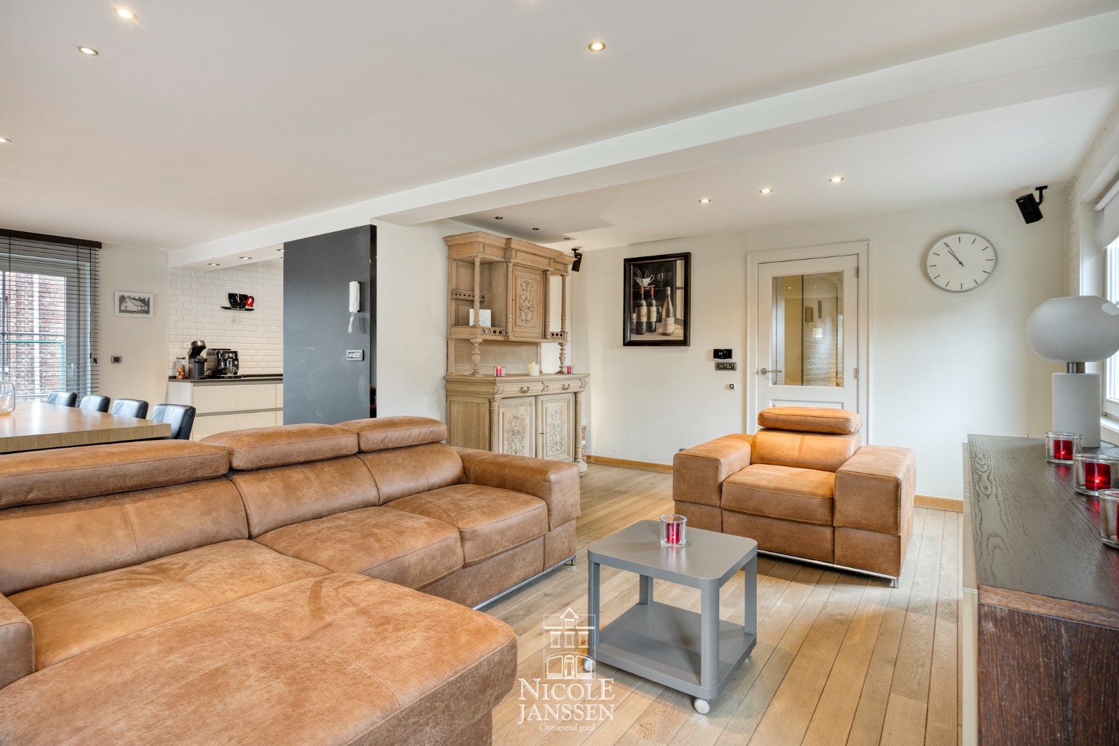 Lichtrijke leefruimte met parketvloer