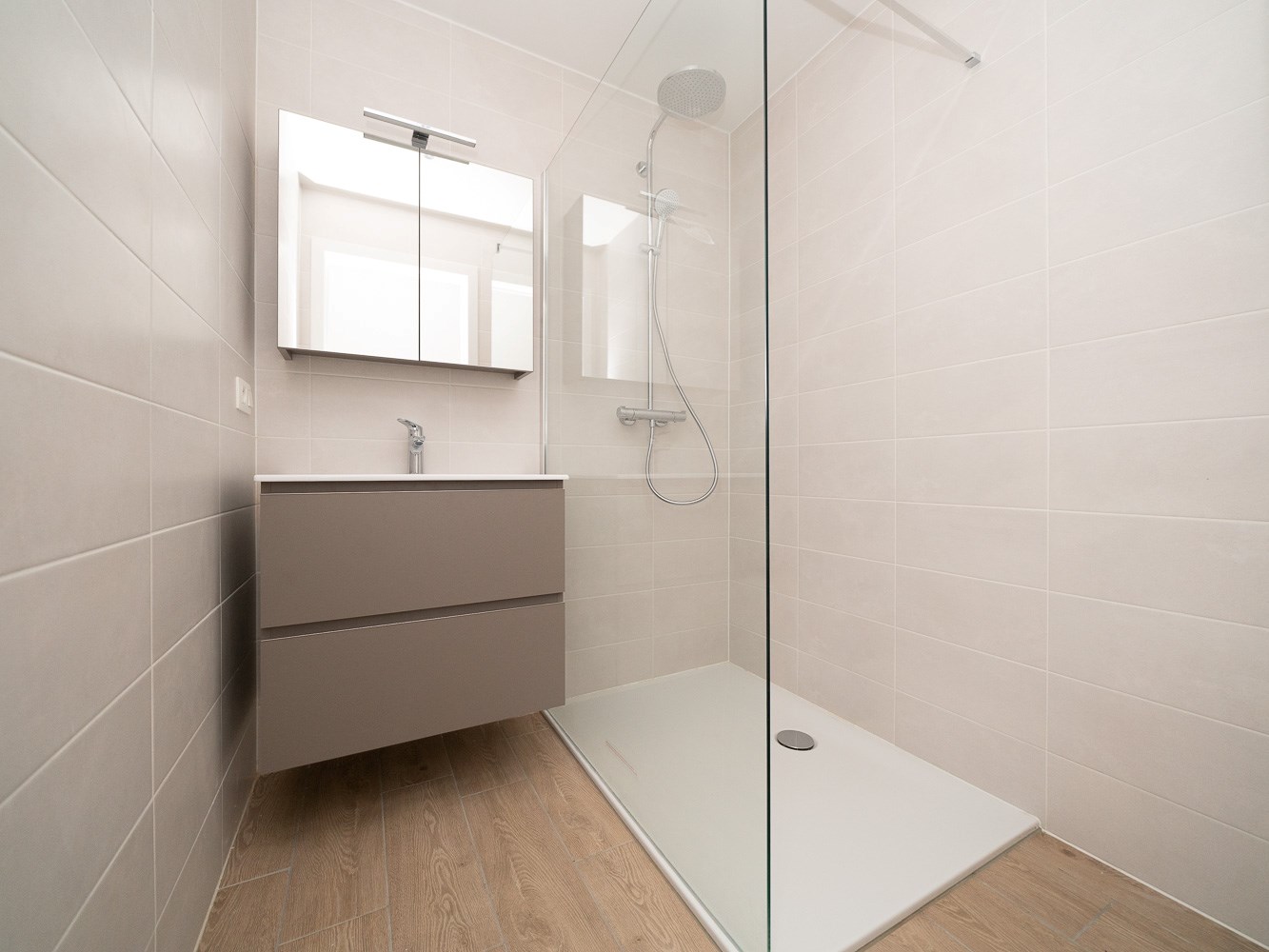 Nieuwbouw 1-kamer appartement met parking, kelder &amp; terras 