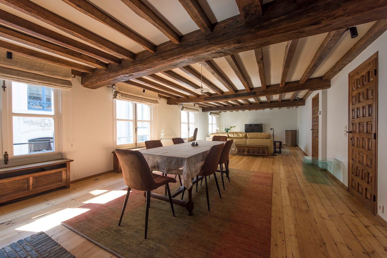 Gemeubeld appartement in centrum Antwerpen in historisch pand met zicht op de kathedraal 