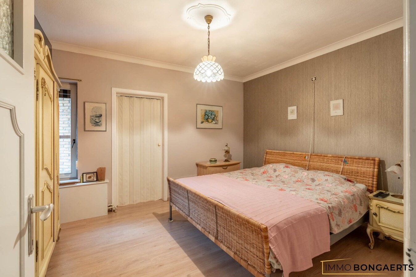 Ruime half open bebouwing met vier slaapkamers op een groot perceel 