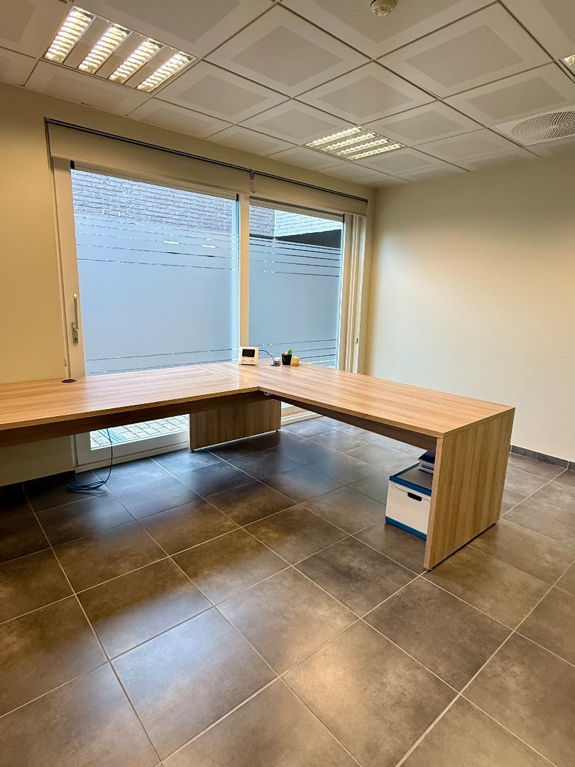 Modern handelpand/kantoor in centrum Oostakker (Gent) 