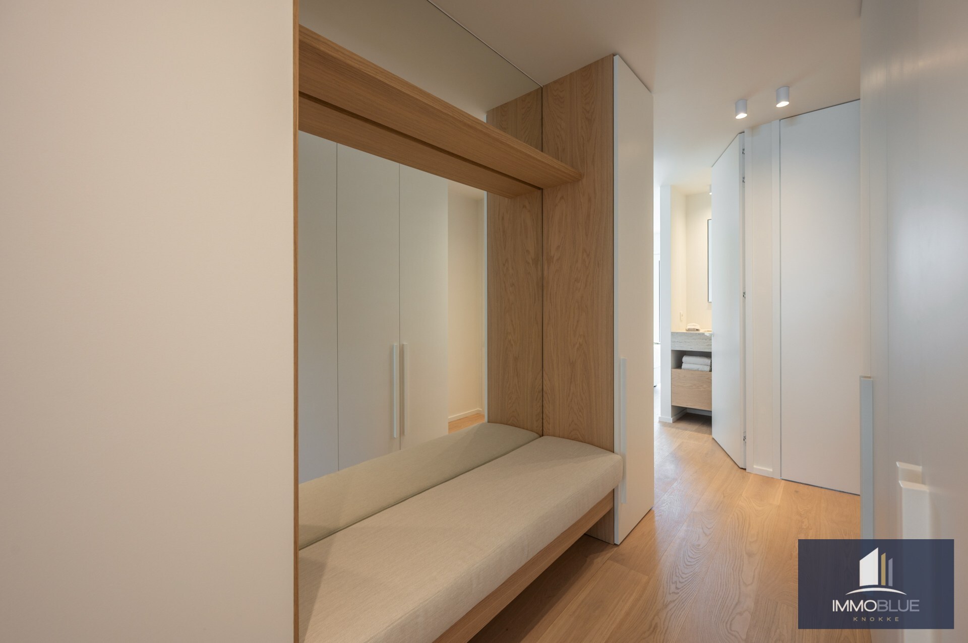 Stijlvol volledig gerenoveerd drie-slaapkamer appartement op toplocatie nabij het Lichttorenplein. 