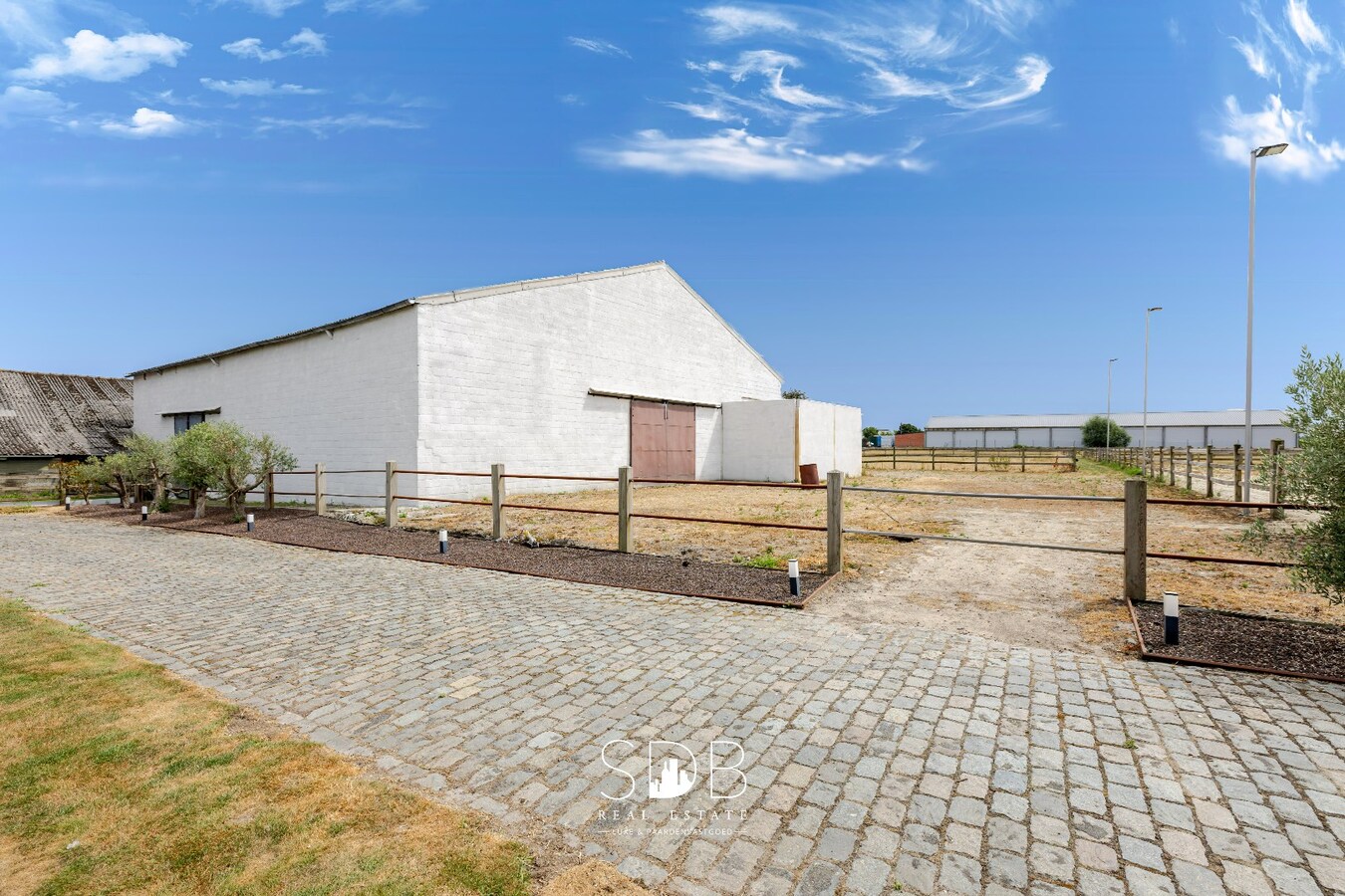 Landelijke villa met bijgebouwen en graslanden op 23.740m² 