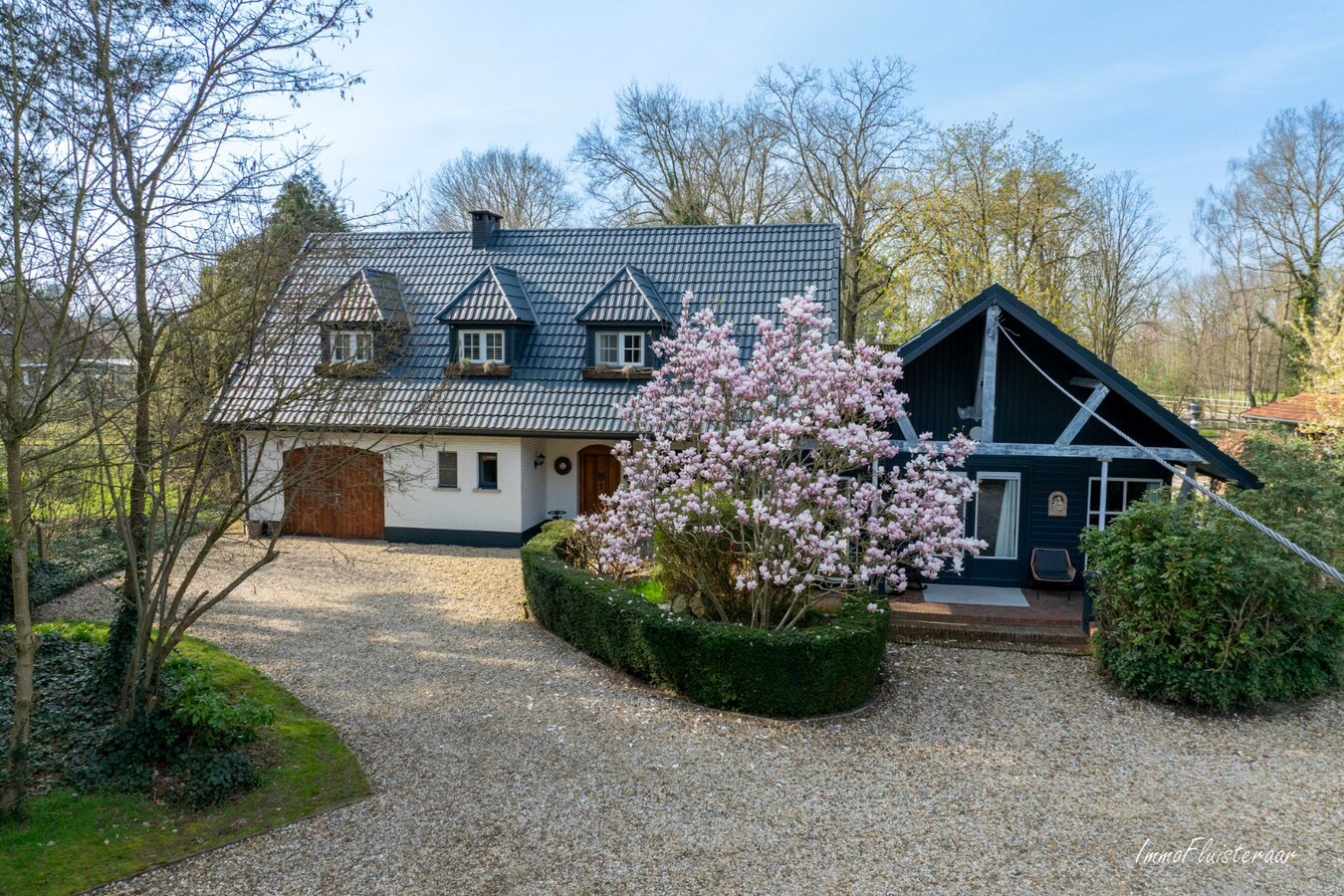 Karakteristieke woning met charmante chalet en paardenfaciliteiten op ca. 9.604 m² te Geel 
