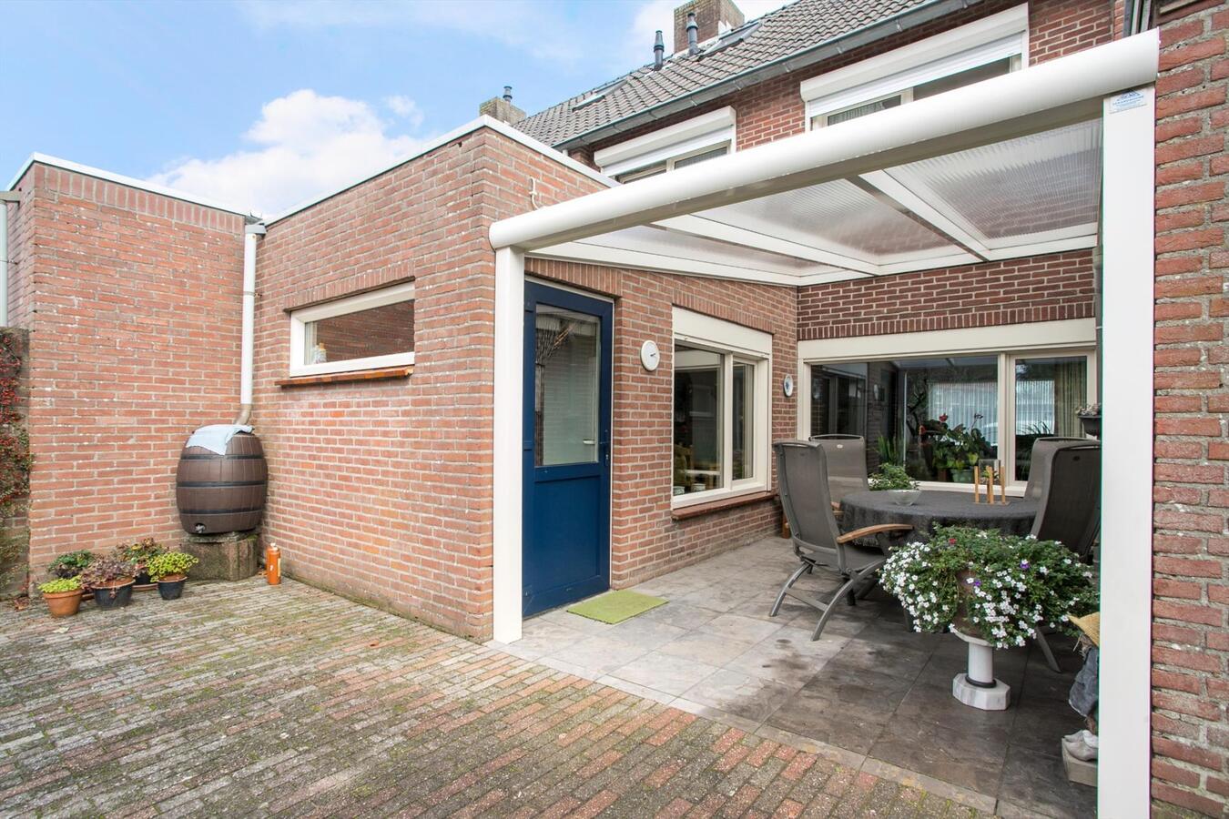 Nette 2-kapper met 4 slaapkamers en privacy biedende tuin gelegen op 346 m² ondergrond. 